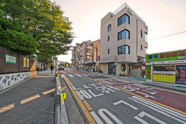 서울 종로구 북촌에 자리한 '배진하우스'. 한옥 위에 양옥을 올린 반반 건축을 선보인 것이 특징이다. 황효철 건축사진작가 제공