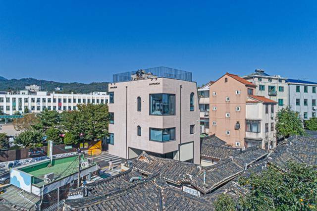 건물은 심플한 직사각형 형태로, 지상층 일부가 한옥과 맞닿아 있다. 황효철 건축사진작가 제공