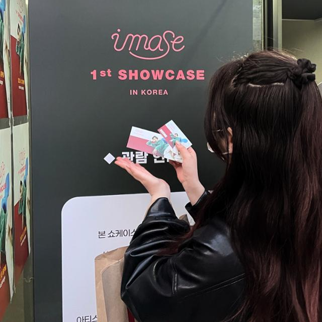 일본 싱어송라이터 이마세를 좋아하는 문영서(21)씨가 지난 4월 13일 서울 마포구 무신사 개러지에서 열린 이마세 첫 내한 쇼케이스에 참석해 티켓을 들고 인증 사진을 찍고 있는 모습. 문씨 제공