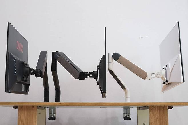 조립이 끝난 카멜마운트 CA3 및 CA3D 디자인 모니터암, 좌측의 검은색 암이 듀얼 모니터암이다. 출처=IT동아