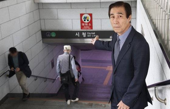 '비상대비 전문가'인 최계명 동국대 겸임교수가 지난 7일 서울 지하철 2호선 시청역의 민방공 대피소를 점검하고 있다. 전국 지하철역과 아파트-빌딩 지하 주차장 등 1만7000여곳에 민방위 대피소가 마련돼 있다. 최 교수는 북한의 핵미사일 등 각종 도발에 대비해 지하철 입구에 '방폭 문' 설치가 필요하다고 지적했다. 장진영 기자