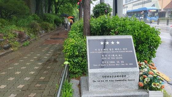 서울 도봉역 인근에 설치한 워커 장군 사망지 표지석. 원래 사망 장소에서 100m 정도 떨어진 곳에 있다. [사진 김정탁]