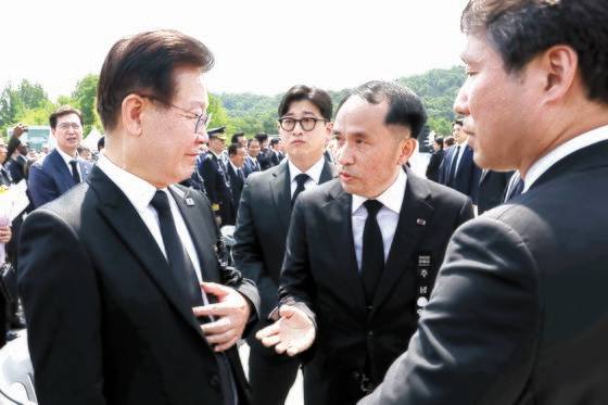 더불어민주당 이재명 대표가 6일 서울 동작구 국립서울현충원에서 열린 제68회 현충일 추념식장에서 최원일 전 천안함장(가운데)으로부터 항의를 받고 있다. 대통령실사진기자단
