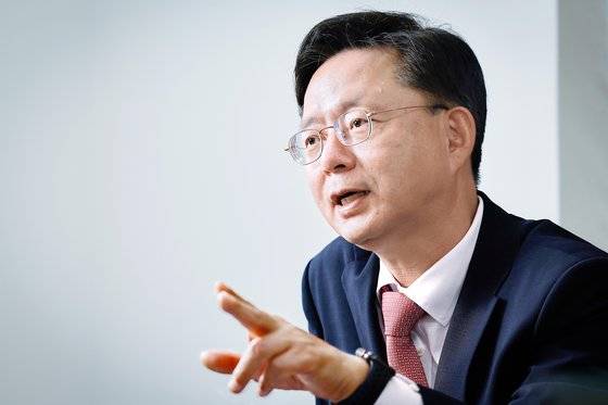 우병우 전 청와대 민정수석이 지난 5일 서울 반포동 자신의 변호사 사무실에서 인터뷰 하고 있다. 전민규 기자