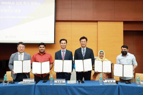 삼육대 김일목 총장(왼쪽에서 세번째)은 방글라데시 지자체·대학·사회복지시설·NGO 등과 다자간 MOU를 체결했다