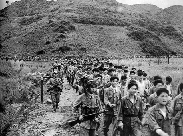 ▲ 현리지구 전투에서 붙잡힌 국군 포로들의 모습.