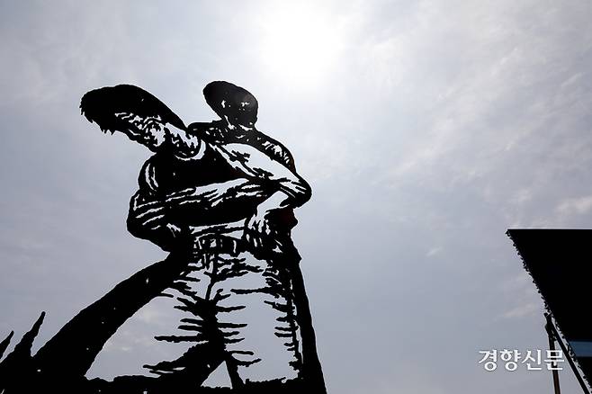 제36주기 이한열 열사 추모식이  9일 서울 연세대학교 한열동산에서 열렸다. 1987년 6월 9일 경찰의 최루탄에 맞고 피를 흘리는 이한열 열사를 표현한 대형 걸개그림 ‘한열이를 살려내라’의 최병수 작가가 제작한 조형물이 동산에 세워져 있다. 문재원 기자