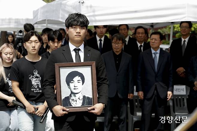 제36주기 이한열 열사 추모식이 열린 9일 서울 연세대학교 한열동산에서 학생들이 이 열사의 영정 사진을 들고 추모식장으로 들어서고 있다. 문재원 기자