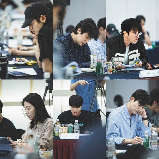 Clockwise from top left: Actors Gang Dong-won, Park Jung-min, Cha Seung-won, Jung Sung-il, Jin Seon-kyu and Kim Shin-rok participate in a script reading held in Seoul. (Netflix)