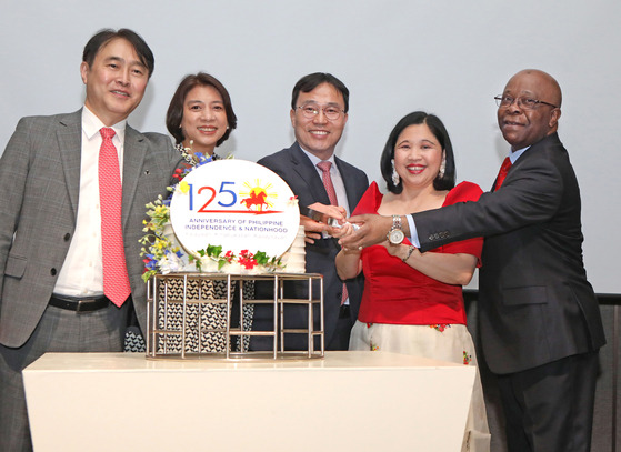 Ambassador of the Philippines to Korea Maria Theresa Dizon-De Vega, second from right; Deputy Foreign Minister Choi Young-sam, third from right; Jasmine Lee, the first Philippine-born naturalized Korean to serve as a lawmaker in Korea, fourth from right; and other dignitaries celebrate the 125th anniversary of the Independence Day of the Philippines at the Grand Hyatt Seoul on Thursday. [PARK SANG-MOON]