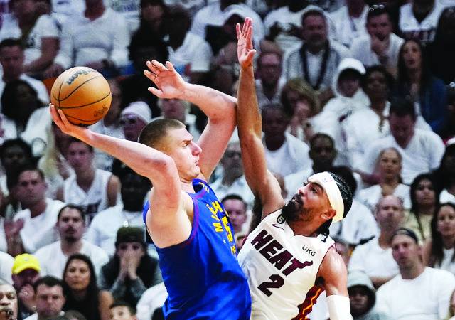 덴버 너기츠의 니콜라 요키치(왼쪽)가 8일(한국시간) 미국 플로리다주 마이애미의 카세야 센터에서 열린 2022-2023시즌 미국프로농구(NBA) 파이널 3차전에서 마이애미 히트의 게이브 빈센트를 피해 패스를 하고 있다. 덴버는 요키치의 트리플 더블 활약으로 마이애미를 109대 94로 눌렀다. AP뉴시스