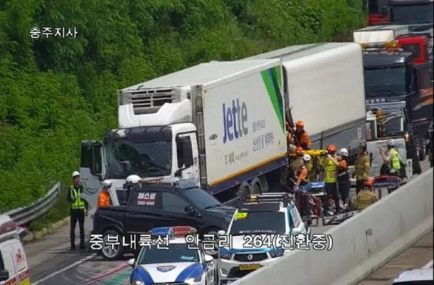 경기 여주시 중부내륙고속도로 여주분기점 부근 양평 방향 도로에서 트럭과 버스 등 차량 4대가 추돌했다. [사진 = 소방당국]