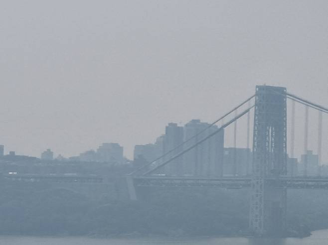 뉴저지 허드슨공원에서 바라본 조지워싱턴대교는 평소와 달리 희뿌연 모습으로 윤곽만 나타내고 있다.  /사진= 박준식 기자