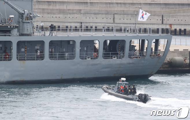 (서귀포=뉴스1) 오현지 기자 = 확산방지구상(PSI) 고위급 회의 2일차인 31일 제주 서귀포시 민군복합항에서 우리 해군과 해경이 승선 검색 훈련을 진행하고 있다. 2023.5.31/뉴스1  Copyright (C) 뉴스1. All rights reserved. 무단 전재 및 재배포 금지.