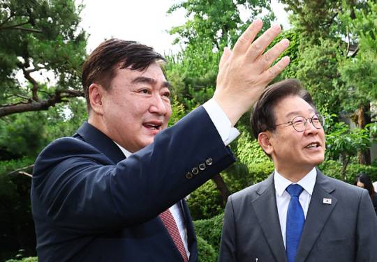 이재명 더불어민주당 대표가 8일 저녁 서울 성북구 중국대사관저에서 싱하이밍 주한중국대사를 예방해 관저를 둘러보고 있다. 국회사진기자단