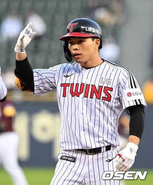 [OSEN=잠실, 이대선 기자] LG 문성주가 중전 적시타를 치고 환호하고 2023.05.09 /sunday@osen.co.kr