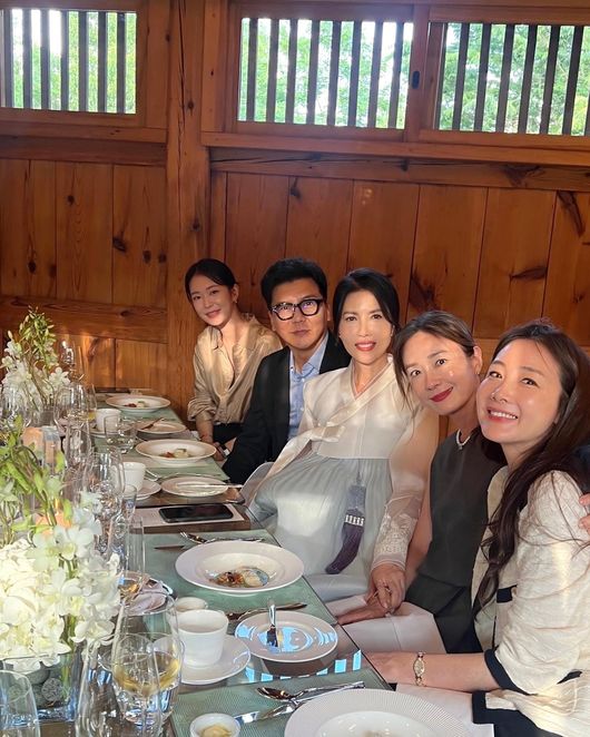 Baek Ji-yeon, a former announcer, has been unveiled the day she joins Hyundai Group.Ji Soo, the son of Baek Ji-yeons son Kang In-chan and Chung Mong-won, the chairman of HL Group, held a wedding ceremony at a church in Jongno-gu, Seoul on the 2nd.The two have been in business for about two years. Kang In-chan is working in the related industry after graduating from design college, and Jung Ji Soo works for HL Group USA corporation.The wedding ceremony was attended by more than 700 family members and acquaintances of the bride and groom.Chung Ji Soo Chairman Chung Mong-joon of Asan Foundation, Chung Mong-yoon Hyundai Marine & Fire Insurance Chairman, Chung Mong-kyu HDC Chairman, and Chung Mong-seok Hyundai General Metal Chairman attended.Actors Shin Ae-ra, Park Joong-hoon, Park Sung-woong, Cha Hwa-yeon, Lee Jung-hyun, Kim Hye-eun, Kim Hyun-sook, Jung Yoo-jin, Wi Ha-joon, Choi Ji-woo, Son Ji Chang and Oh Yeon-soo were reportedly in attendance.After the wedding, Baek Ji-yeon released a photo of the days memories. In this photo, Jung Yoo-jin commented that she was happy on a beautiful day, and Choi Ji-woo was so cute and cute.My sister said, Thank you so much.Baek Ji-yeon joined MBC as an announcer in 1987, serving as the first female anchor, the youngest anchor, and the longest-serving female anchor, and turned to freelance after leaving MBC in 1999.Baek Ji-yeon married a doctor of engineering from Oxford, England in 1995, but divorced in three years due to personality differences.