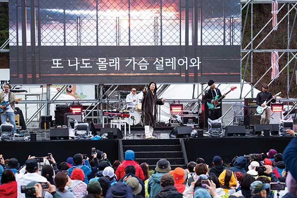 마지막 피날레를 장식한 YB(윤도현 밴드)의 공연. 가수 윤도현씨가 비바람이 치는 가운데 열창하고 있다.
