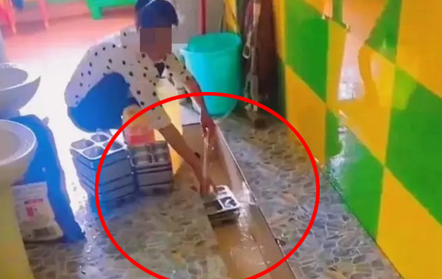 중국 장시성 주장시의 한 유치원에서 원생들의 식판을 화장실 소변기에서 씻는 영상이 공개돼 네티즌들의 공분을 사고 있다. 한 여성이 소변기에서 식판을 씻고 있는 모습. 웨이보 갈무리