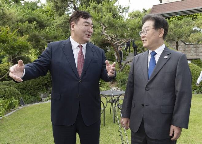이재명 더불어민주당 대표(오른쪽)가 지난 8일 서울 성북구 중국대사관저에서 싱하이밍 주한중국대사를 만나고 있다. 연합뉴스