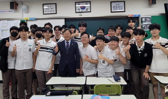 지난 7일 선덕고등학교에서 특강을 개최한 이용균 의원