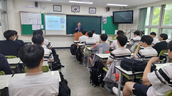 지난 7일 선덕고등학교에서 특강을 개최한 이용균 의원