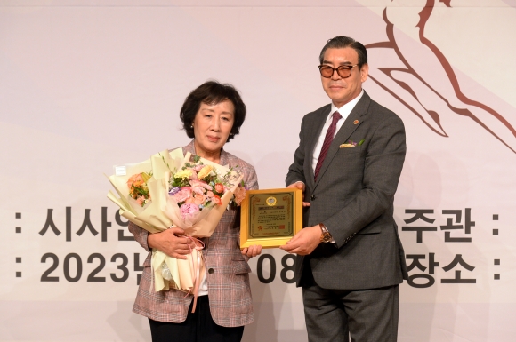 ‘대한민국경제문화공헌대상 광역의정부문대상’을 수상한 신복자 의원(왼쪽)