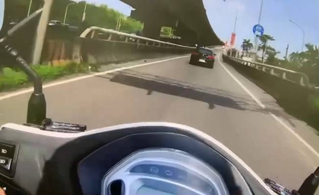 여경 몸에 부착된 카메라를 통해 촬영된 고속도로를 진입 중인 교통법 위반 차량