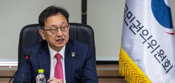 정승윤 국민권익위원회 부위원장 겸 사무처장이 9일 오전 정부서울청사에서 열린 선거관리위 자녀 특혜 채용 실태 전수조사 관련 기자간담회에 참석해 조사단 구성에 대해 설명하고 있다. 연합뉴스