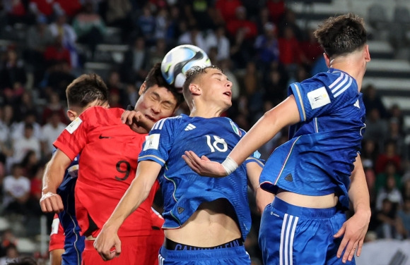 8일(현지시간) 아르헨티나 라플라타 라플라 스타디움에서 열린 ‘FIFA U-20 월드컵 아르헨티나 2023’ 준결승전 한국과 이탈리아의 경기에서 이영준이 헤딩 경합을 하고 있다. 2023.6.9 뉴스1