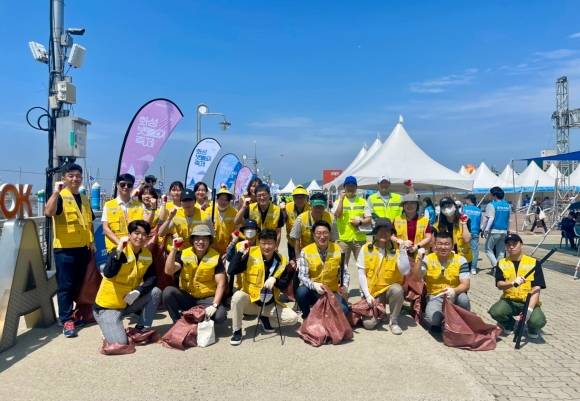 9일 GH 임직원 자원봉사단이 전곡항을 찾아 폐스티로폼, 폐플라스틱 등 해안가생활 쓰레기 등을 수거하고 해양 생태계 복원 활동에 참여후 기념사진을 찍고 있다. GH 제공