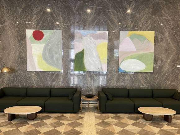 미국 맨해튼 록펠러센터 로비에 걸린 윤종숙의 올해 신작 석 점. 조현화랑 제공