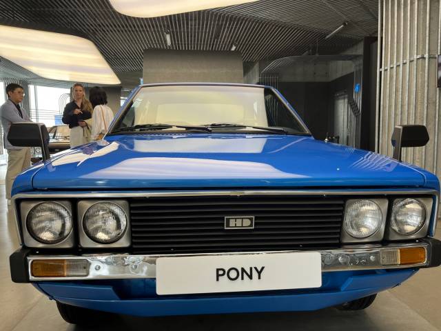 ‘포니의 시간’ 전시회가 열리는 현대모터스튜디오 서울에는 1990년 단종된 포니 모델이 33년 만에 복원돼 실차 그대로 전시돼 있다. 서민우기자