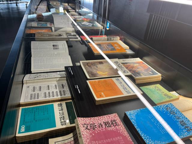 전시장 5층엔 포니 탄생의 시대적 배경인 1970년대와 1980년대의 향수를 느낄 수 있는 잡지와 서적들이 전시돼 있다. 서민우기자