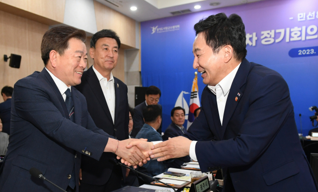 박승원 광명시장(왼쪽)이 원희룡 국토교통부 장관과 악수하고 있다. 사진 제공=광명시
