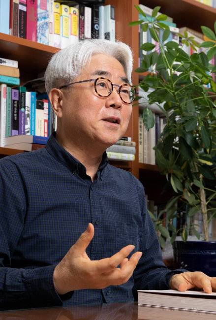 계승범 서강대 교수는 스승인 정두희 교수의 유지를 받들어 간신으로 평가받는 조선시대 유자광의 면면을 재평가해 ‘유자광 조선의 영원한 이방인’을 출간했다. [박해윤 기자]