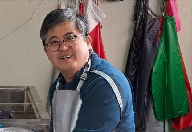 함운경 네모선장 대표가 홍어를 손질하고 있다. 함 대표는 전북 군산시에서 횟집 ‘네모선장’을 운영한다. [페이스북]