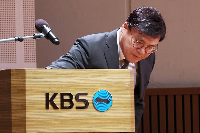 김의철 KBS 사장이 6월8일 오전 서울 여의도 KBS 아트홀에서 수신료 분리 징수 권고와 관련한 KBS의 입장을 밝힌 후 인사하고 있다. 이날 김 사장은 대통령실이 추진 중인 TV 수신료 분리 징수 도입을 철회하면 자신이 사장직에서 물러나겠다고 밝혔다. ⓒ연합뉴스