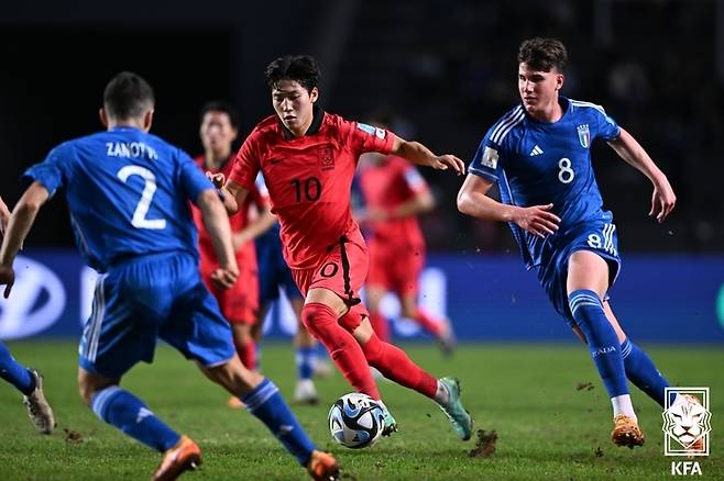 배준호(가운데)가 9일 아르헨티나 라플라타 스타디움에서 열린 2023 국제축구연맹(FIFA) U-20 월드컵 4강전 이탈리아와 경기에서 드리블하고 있다.  대한축구협회 제공