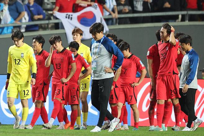 한국 20세 이하 축구대표팀이 9일 아르헨티나 라플라타 스타디움에서 열린 2023 국제축구연맹 U-20 월드컵 이탈리아와 4강전에서 패한 뒤 아쉬워하고 있다.    라플라타 | 연합뉴스