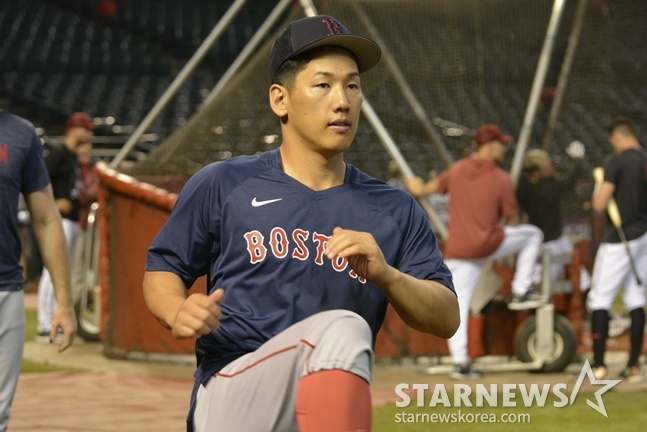 보스턴의 일본인 외야수 요시다가 경기 전 필드에서 몸을 풀고 있다.   /사진=이상희 통신원