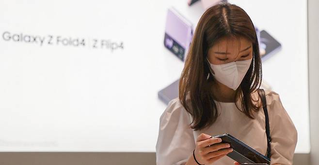 전문가들은 폴더블폰의 흥행이 어려운 이유로 콘텐츠의 부재를 꼽는다.[사진=뉴시스]