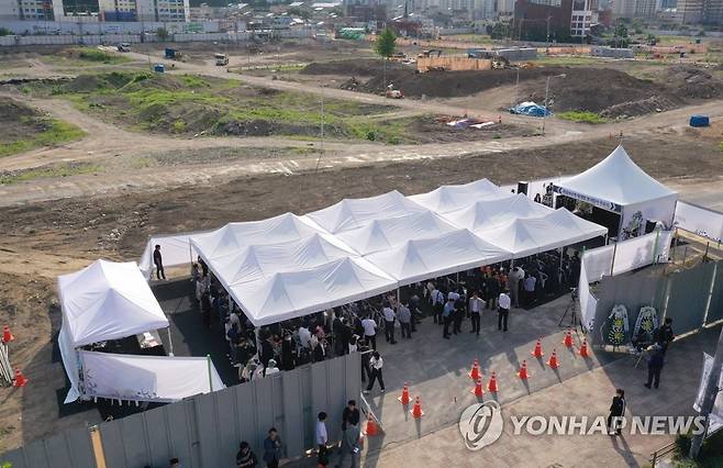 '학동참사 2주기' 철거 끝난 사고 현장 (광주=연합뉴스) 천정인 기자 = 17명의 사상자를 낸 광주 학동4구역 재개발 철거건물 붕괴참사(학동참사) 2주기인 9일 오후 광주 동구 사고 현장 인근에서 추모식이 열리고 있다. 2023.6.9 iny@yna.co.kr