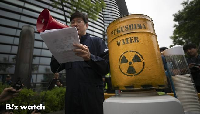 8일 서울 종로구 일본대사관 앞을 찾은 한 시민사회단체가 기자회견을 열고 일본 정부의 오염수 방류를 규탄하는 퍼포먼스를 하고 있다./사진=이명근 기자 qwe123@
