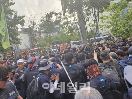 지난달 31일 대규모 도심 집회를 벌인 민주노총 건설노조 조합원들이 서울 중구 청계광장에 ‘고(故) 양회동 분향소’를 불법으로 기습 설치하면서 이를 제지하는 경찰과 대치하고 있다.(사진=이영민 수습기자)