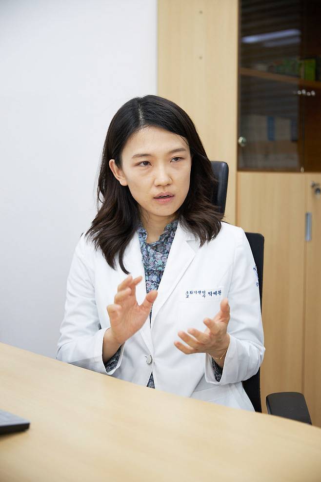 경희대병원 소화기내과 박예완 교수가 c형 간염에 대해 설명하고 있다.