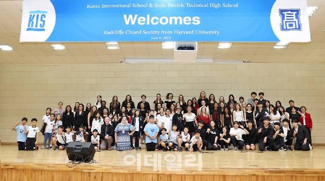 공연후 하버드RCS 합창단원들이 수도전기공고· 한국외국인학교 학생들과 기념촬영을 하고 있다(사진=수도전기공고)