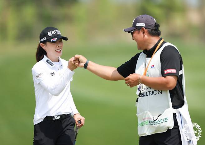 박주영이 10일 열린 KLPGA 투어 셀트리온 퀸즈 마스터스 2라운드에서 버디를 잡고 기쁜 마음으로 홀아웃하고 있다.(사진=KLPGA 제공)