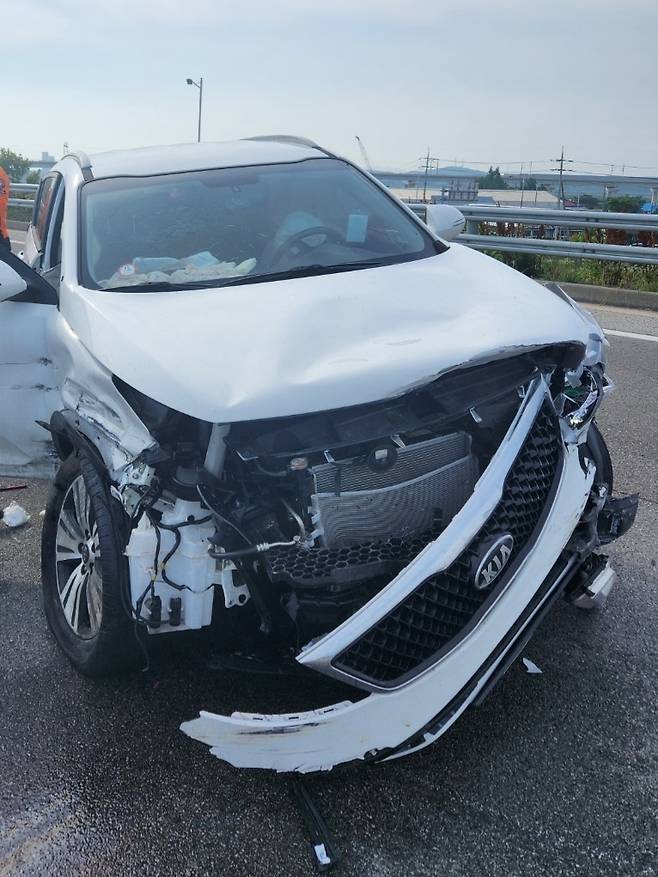 충남 예산군 삽교읍 삽교리 4차선 도로 내 커브길에서 사고가 난 차량.(예산소방서 제공)/뉴스1