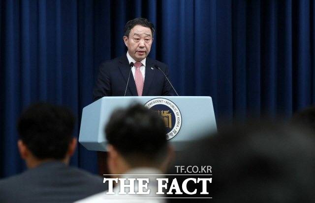 강승규 대통령실 시민사회수석이 'KBS TV 수신료 분리 징수 국민 참여 토론' 결과를 발표하고 질의는 받지 않았다. 지난 5일 서울 용산 대통령실 청사에서 국민제안심사위원회 개최 관련 브리핑하는 강 수석. /뉴시스